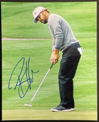 Foto autografiada por Ryan Moore de 8x10 de golf golpeando su putt en verde Foto 1 de 2