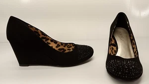 Zapatos de salón MADELINE STUART talla 8,5 M negros gamuza punta tachonada cuña - Imagen 1 de 7