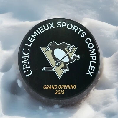 Pittsburgh Penguins Hockey Puck UPMC Lemieux Sports Complex 2015 Gran Inauguración Foto 1 de 4