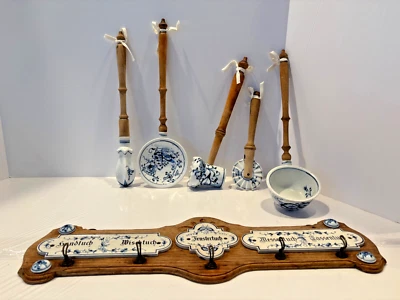 ANTIQUE MEISSEN BLUE ONION 1800s KITCHEN SET W/ WOOD HANDLES & WOOD HANGER-RARE - Image 1 of 4