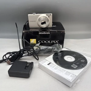 Nikon Coolpix S6000 14,2 MP 7x zoom fotocamera digitale compatta PER RICAMBI - Foto 1 di 12