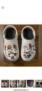 Zuecos de cocodrilo blancos talla 5 para niño W 14 baloncesto Jibbitz doble comodidad para mujer’s 7 - Imagen 1 de 7