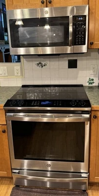 Cocina eléctrica GE Smart con microondas a juego Foto 1 de 4