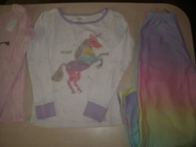 Albornoz para niñas Hello Kitty talla S 6/6X con 2 pares de pijamas Carters de 2 piezas Foto 1 de 4