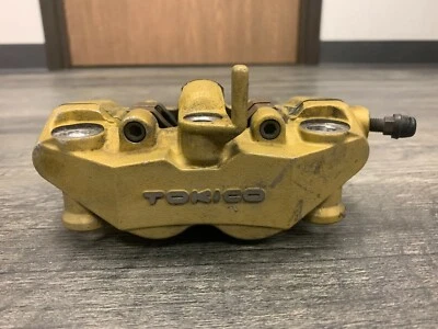 Pinza de freno delantera derecha dorada Suzuki 2004 2005 GSXR600 GSXR750 FABRICANTE DE EQUIPOS ORIGINALES Foto 1 de 4