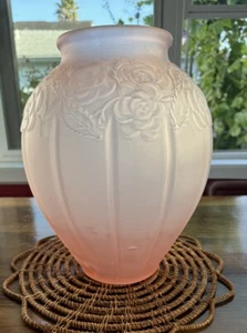 "Florero antiguo de 12"" rosa Tiffin Art Deco de la década de 1920 vidrio esmerilado con patrón floral elevado" - Imagen 1 de 3