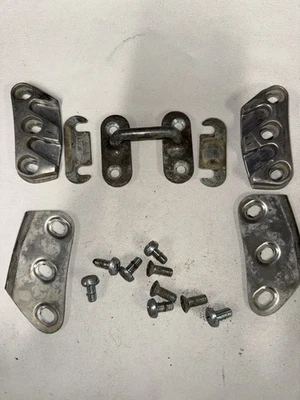 Golpeador de escotilla trasero 1237400032 y guías de 1984 Mercedes Benz 300TD Wagon -T2-M5 Foto 1 de 3