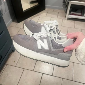 Damen New Balance 574 Größe 8 Plateau Sneaker grau sportlich selten - Bild 1 von 2