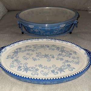 Temptations Tara Invierno Azul Floral Encaje 4 Piezas 2.5 QT Cazuela, Estante, Bandeja, Tapa - Imagen 1 de 9