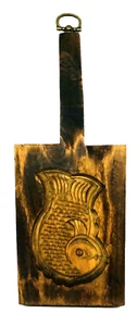 Handgeschnitzte Holzform Fisch Teak dunkel gebeizt hängend Messing Schlaufengriff rustikal - Bild 1 von 8