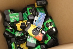 Mixed Lot of 15 EMPTY (No Film) Disposable 35mm Flash Cameras - Picture 1 of 3