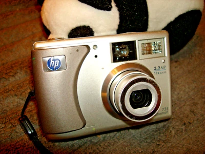HP PhotoSmart 735 3.2MP Digital Camera - Silver - Image 1 of 4