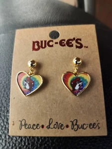 NUOVI Orecchini Buc-ee’s Cuore Arcobaleno Charm Bucchi Bocchees Castoro Logo Gioielli - Foto 1 di 1