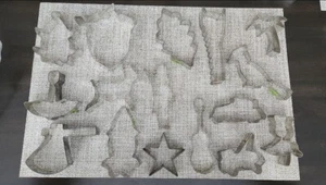 Vintage Ausstechformen Metalldose 16 Vogel Blume LKW Gitarre Blatt Baum Säge Lt#1 - Bild 1 von 1