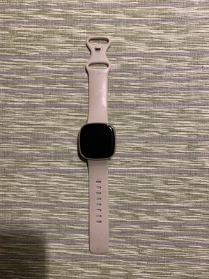 Fitbit Sense 2 40,5mm Aluminiumgehäuse mit Sportarmband in beige DEFEKT - Bild 1 von 4