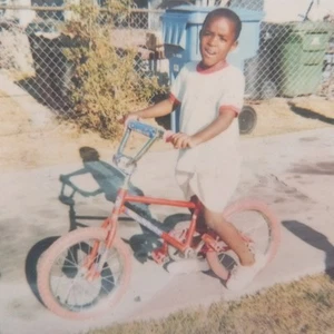 Foto Polaroid Vintage Felice Adorabile Bambino Equitazione Bicicletta Trovata Arte Istantanea - Foto 1 di 5