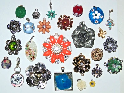 ALL FLOWERS Floral Charm/Pendant Lot of 25 Vintage-Mod Craft Jewelry Design Foto 1 de 4