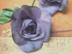 Vintage 50er Jahre Rose 3" Blätter Seidenblume Staubige Pflaume 1 Stck. Hergestellt in Japan - Bild 1 von 4