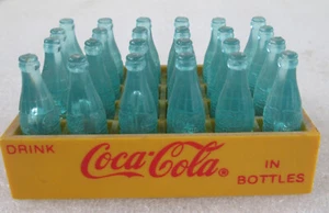 1993 Vintage Coca Cola Miniatur Cola Flaschen 24 Stück mit GELBER Kunststoffkiste - Bild 1 von 3
