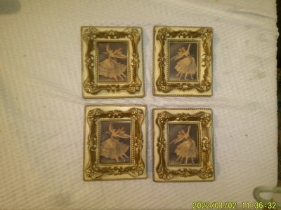 CONJUNTO DE FOTOS PEQUENAS PENDURADAS NA PAREDE COMBINANDO BALÉ DE BAILARINA DE PLÁSTICO OCO - Imagem 1 de 4