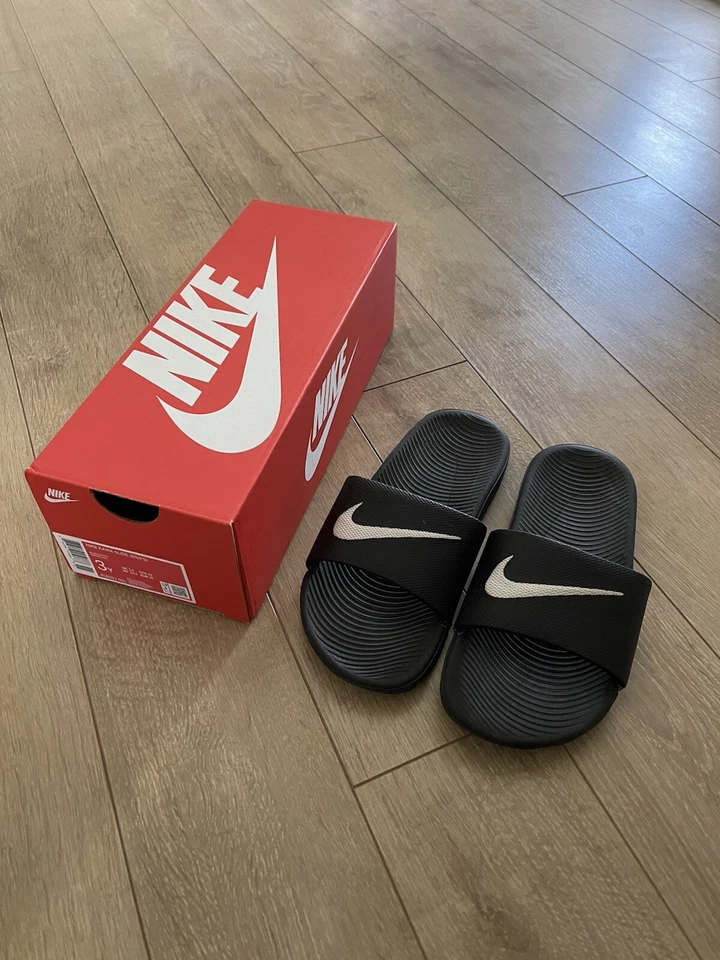 NIKE Kinder Jungen Badelatschen KAWA SLIDE Badeschuhe SCHWARZ  - Gr. 33 / 33,5 - Bild 1 von 1