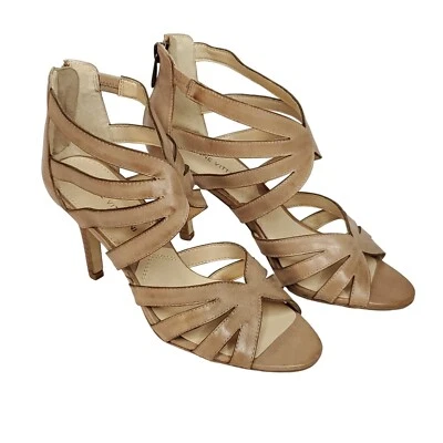 Tacón de cuero con tiras Adrienne Vittadini 6 marrón topo punta abierta Foto 1 de 4