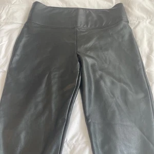 Pantalones estilo jogger Vince Camuto de cuero sintético para mujer color negro talla M - Imagen 1 de 4
