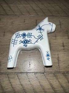 Cavallo Dala piccolo in legno Ikea bianco sporco con simboli. 2 3/4” X 3” - Foto 1 di 5