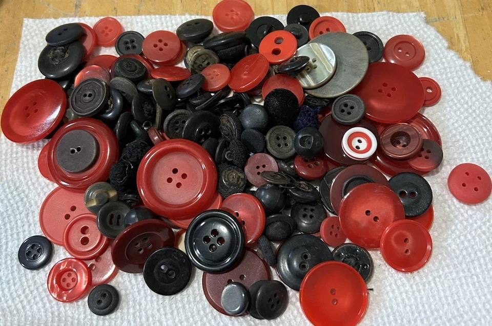 Lote De Colección De 160+ Botones Rojo Blanco Rosa Marrón Varios Tipos Artesanía Costura Foto 1 de 4