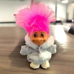 Muñeca Russ Troll Islandia Traje Pelo Rosa Alrededor del Mundo Juguete De Colección Años 90 - Imagen 1 de 8