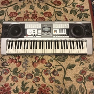 ELEKTRO BC PIANO KEYBOARD 61 TASTEN +100 HÖLZER +100 RHYTHMEN TOLLE KLANGQUALITÄT - Bild 1 von 8