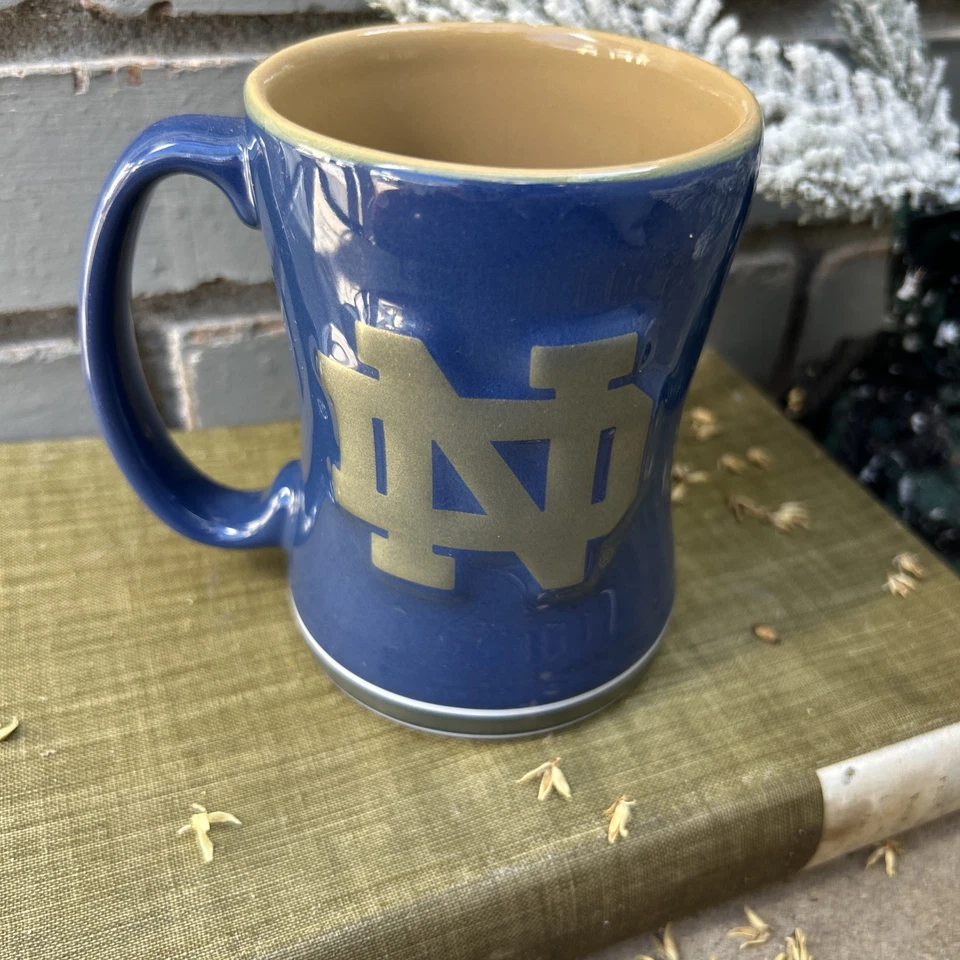 Taza de café Notre Dame Fighting Irish 14 oz relieve esculpido NCAA - Marcas Boelter Foto 1 de 4