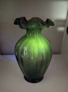 UV Reactive Vintage Fenton Amethyst Purple Ribbed Vase Ruffled Rim 7” Tall - Picture 1 of 9