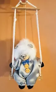 Vintage Mini handbemalte Katze Clown Puppe auf Holz Schaukel Porzellan Gesicht Lidco Neu mit Etikett - Bild 1 von 9