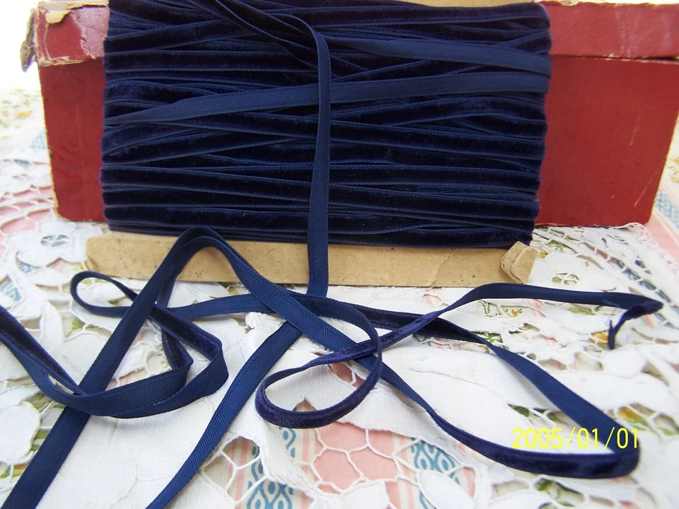 Ancien ruban/galon en velours ras. Bleu roy. Vendu au mètre. Superbe.  Réf N°78 - Photo 1/4