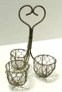 Antiker Stil primativer französischer Hühnerdraht Eierhalter 3 Tassen Herzgriff ~ 8" Höhe - Bild 1 von 8