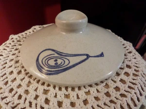 Pfaltzgraff Eisenstein MUSTER Country Time Keksdose Deckel Sandstein blaue Birne - Bild 1 von 2