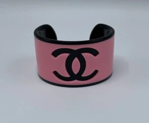 CHANEL PINK OUTSIDE & BLACK INSIDE CC LUCITE SPORTY CUFF #B23C BRACELET - Picture 1 of 7