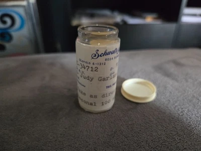 Judy Garland 拥有和磨损 60 年代空玻璃瓶 Seconal 丈夫 Mickey Deans — 第 1/4 张图片