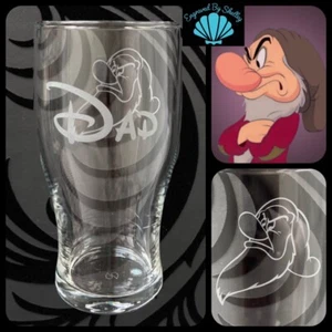 Personalisiertes Disney Grumpy, 7 Zwerge Pint Glas Handarbeit GRATIS Name Gravur Papa - Bild 1 von 12