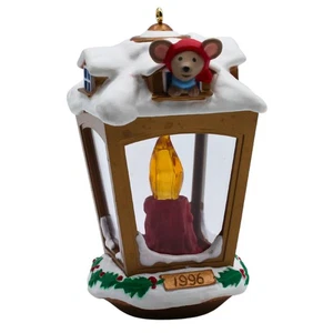 Hallmark Ornament: 1996 Chris Mouse Inn | QLX7371 - Foto 1 di 2