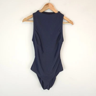 Maiô feminino Onia Phoebe recorte com nervuras peça única azul marinho gola alta tamanho P  - Imagem 1 de 4