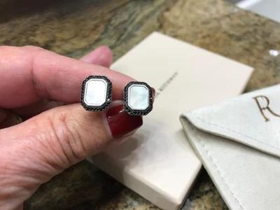 Pendientes Freida Rothman MOP con tachuelas de pavé negro Foto 1 de 3