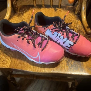 Girls Nike Softball Diamond Baseball molded Cleats Pink sz 3y - Picture 1 of 11
