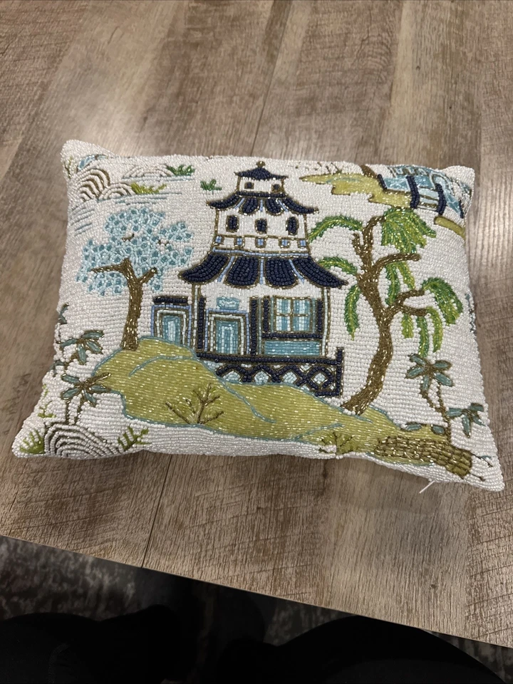 Almohada decorativa con cuentas a mano estilo chinoiserie hecha a mano en la India Foto 1 de 3