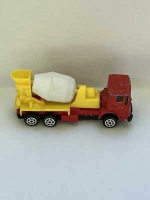 Camión mezclador de cemento fundido a presión de colección rojo/amarillo. Foto 1 de 3