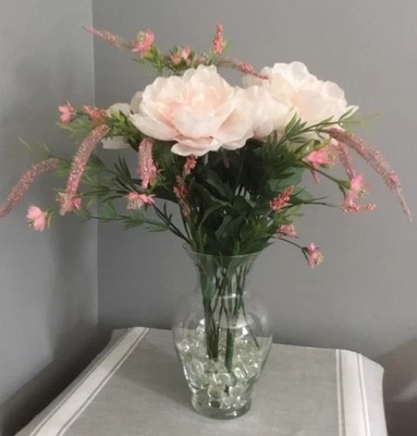 Arreglo floral completo de peonía de seda rosa con florero de vidrio transparente Foto 1 de 4