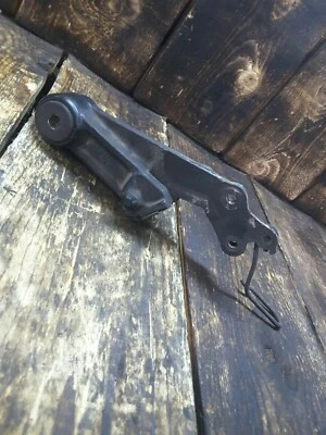 SOPORTE DELANTERO IZQUIERDO HONDA SABRE 700 V45 OEM SOPORTE PINZA COLGANTE MH40 Foto 1 de 2