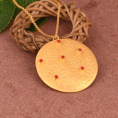 Colgante y collar redondo de piedras preciosas de coral rojo chapado en oro de 18k texturizado hecho a mano Foto 1 de 4