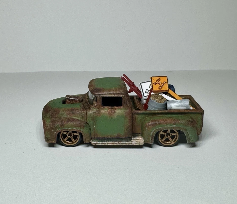 Camioneta pickup Ford Rat Rod 56 Hot Wheels pintada a mano personalizada con pilotos reales Foto 1 de 4